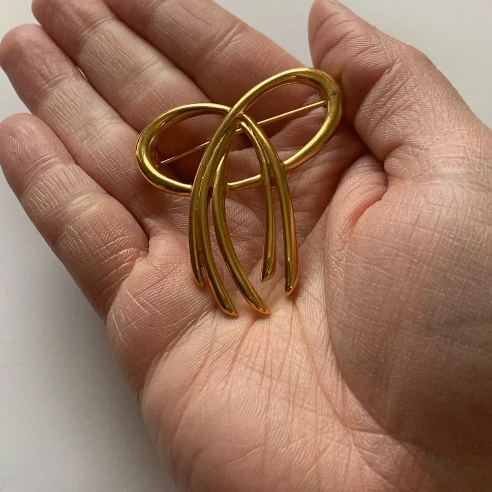 Vintage trifari ribbon brooch